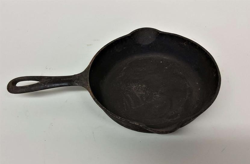 Griswold Cast Iron #4 Skillet: A Griswold cast iron #4 skillet, pattern 702