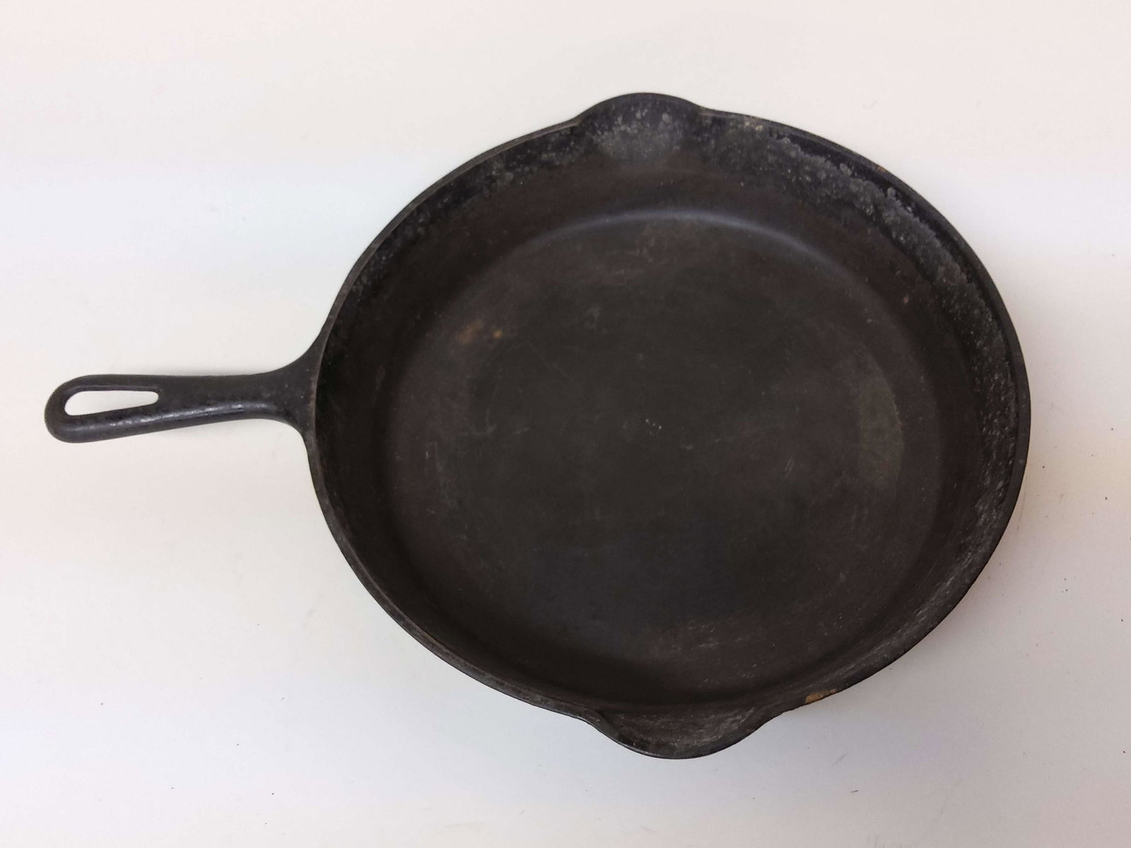 Griswold Cast Iron #9 Skillet Small Logo: A Griswold cast iron #9 skillet with small logo. Pattern number obscured/worn away.
