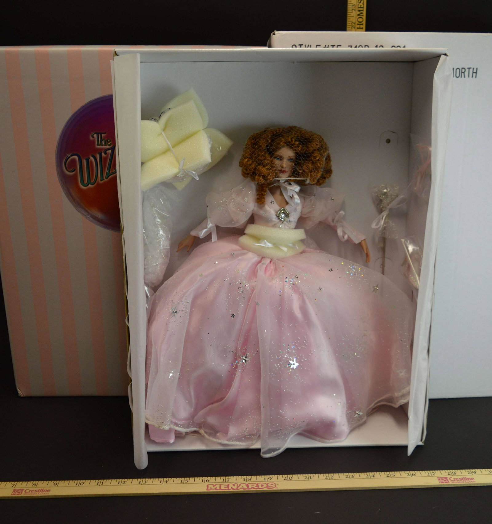 Tonner WOZ Glinda The Good Witch Of The North Doll: A Tonner Wizard of Oz "Glinda the Good Witch of the North" doll. T5-Z16D-1G-001