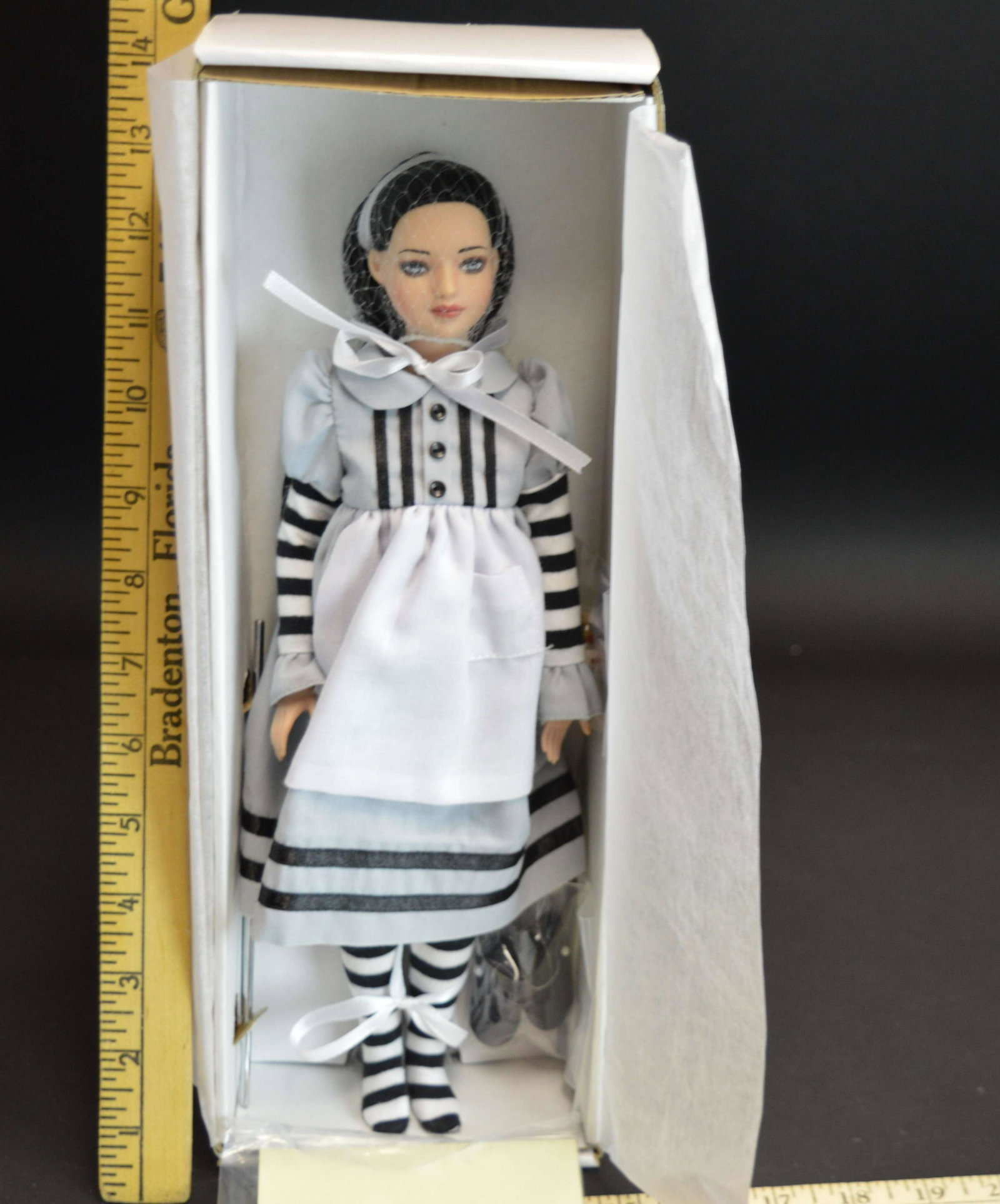 Tonner Alice in Wonderland Looking Glass Doll: A Tonner Alice in Wonderland Collection "Through the Looking Glass" doll. T8AWSD01