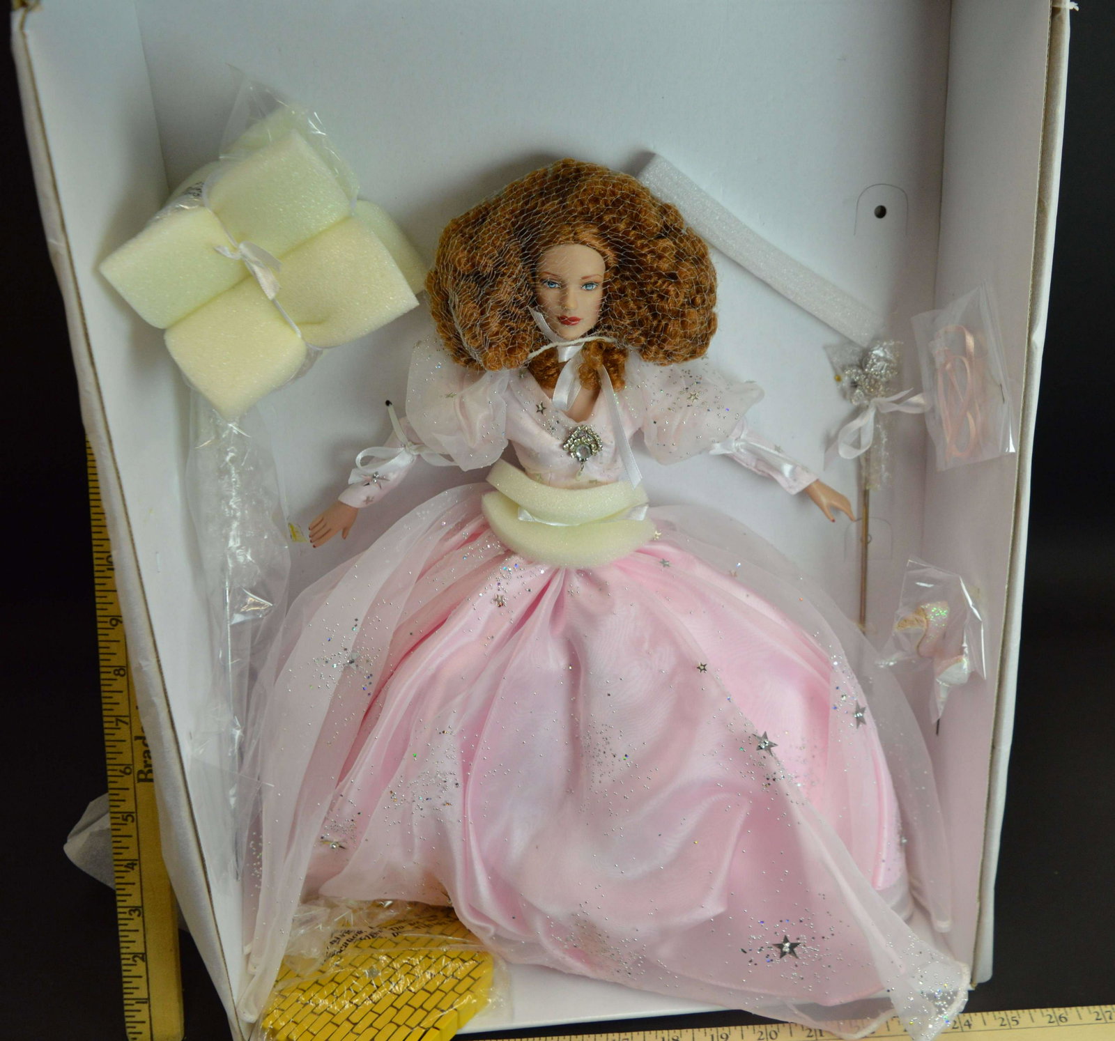 Tonner WOZ Glinda The Good Witch Of The North Doll: A Tonner Wizard of Oz "Glinda the Good Witch of the North" doll. T5-Z16D-1G-001