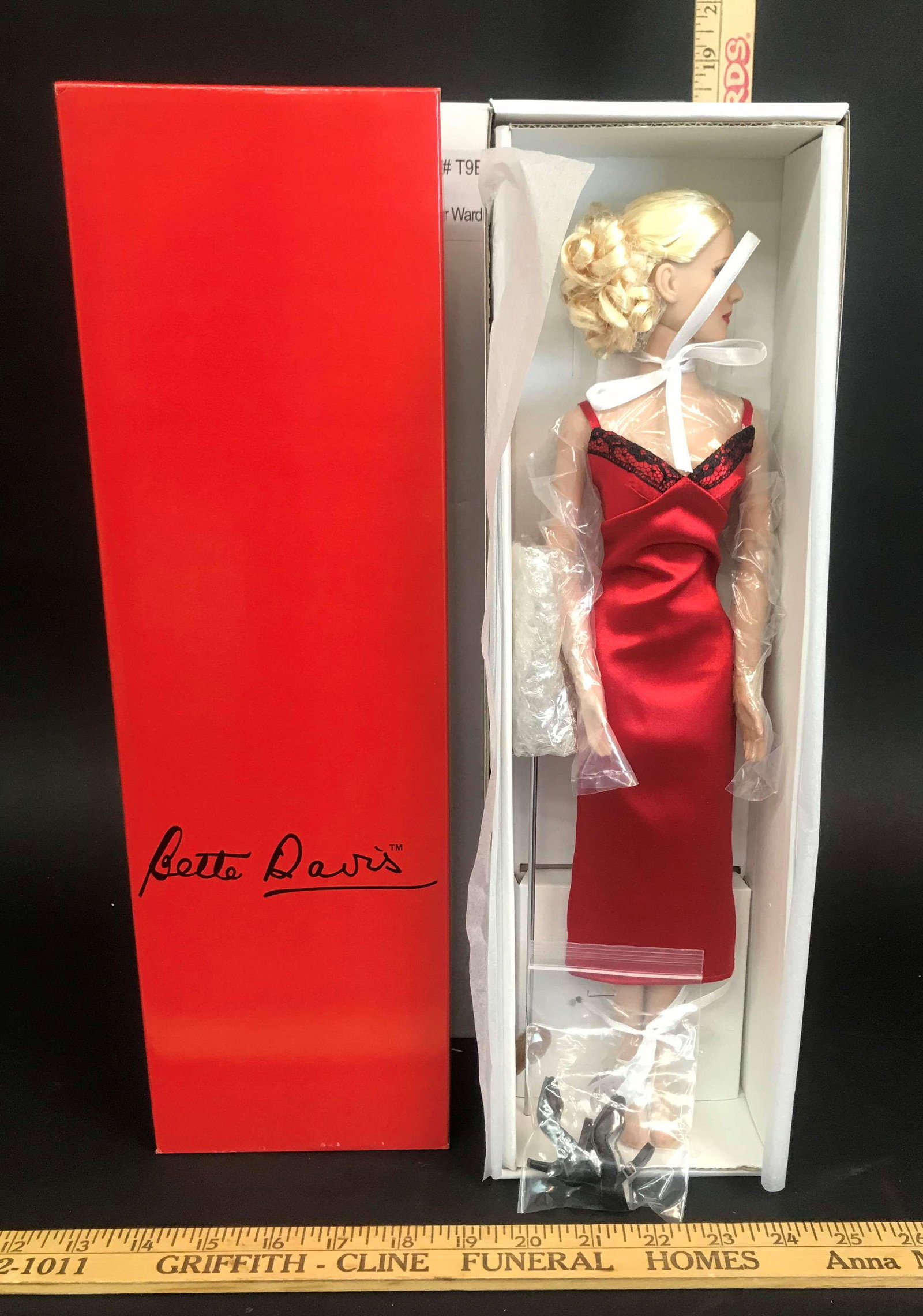 Tonner Ready For Wardrobe Bette Davis Doll: A Tonner "Ready for Wardrobe Bette Davis" doll. T9BDBD01