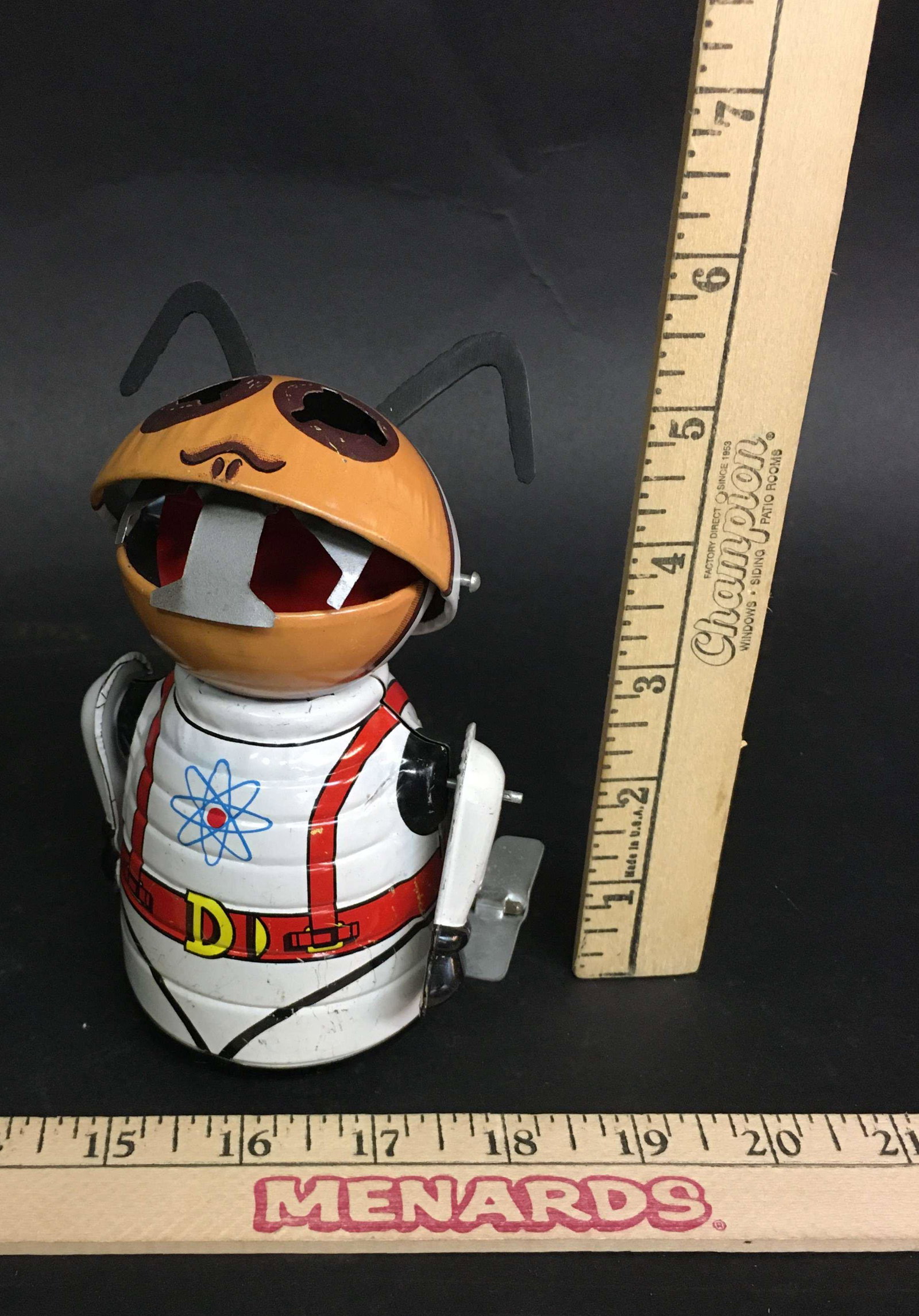 Marx Tin Litho Robot Windup Toy: A vintage Marx tin litho windup robot toy.