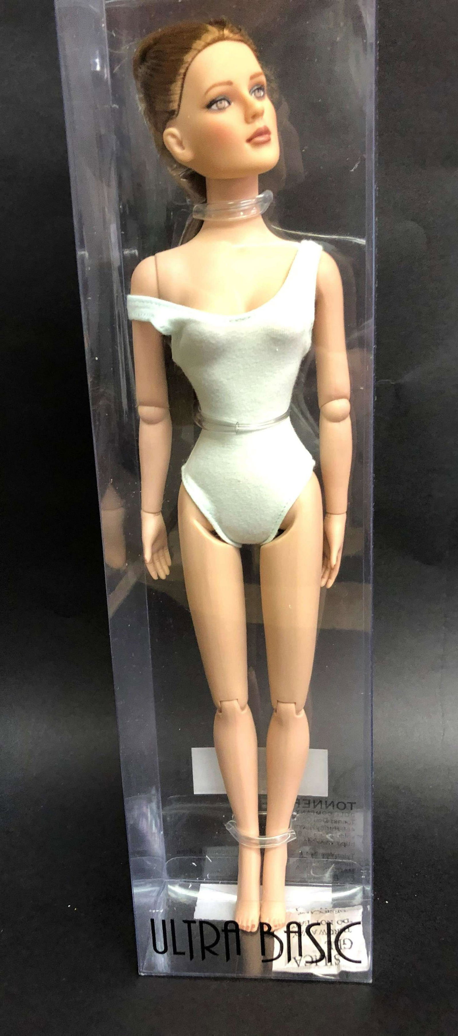 Tonner Ultra Basic Suzette Brunette Doll: A Tonner Ultra Basic Suzette - Brunette doll. T9TWSD08