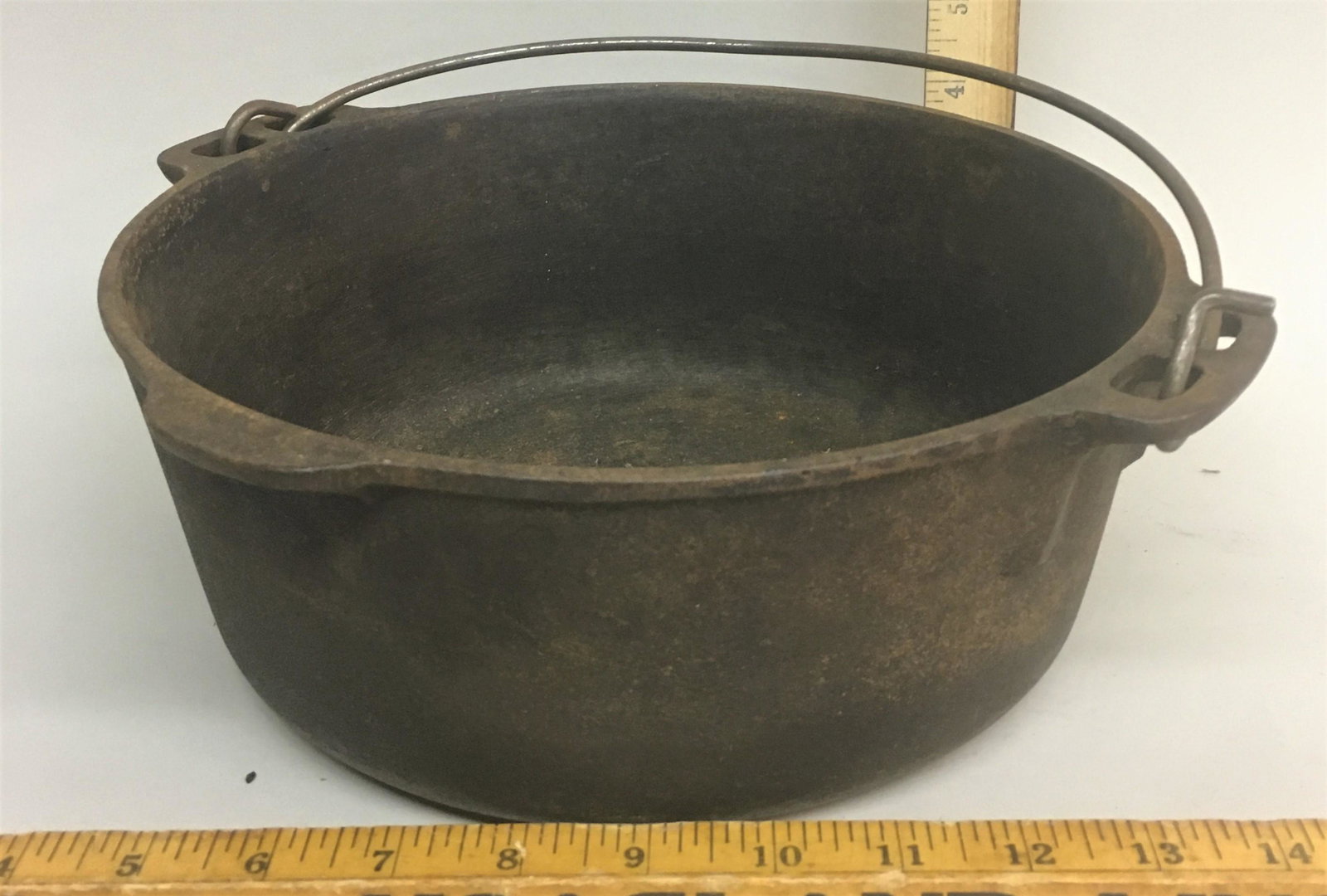 Wagner Ware Griswold Cast Iron #8 5 Qt Dutch Oven: A Wagner Ware Griswold cast iron #8 5 quart dutch oven, no lid.