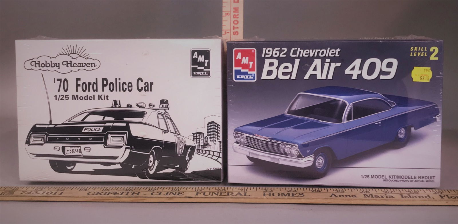 2 AMT Ertl 1:25 Model Kits '62 Bel Air '70 Ford Police: 2 AMT Ertl 1:25 model kits including 1962 Chevrolet Bel Air 409 & Hobby Heaven '70 Ford Police Car.