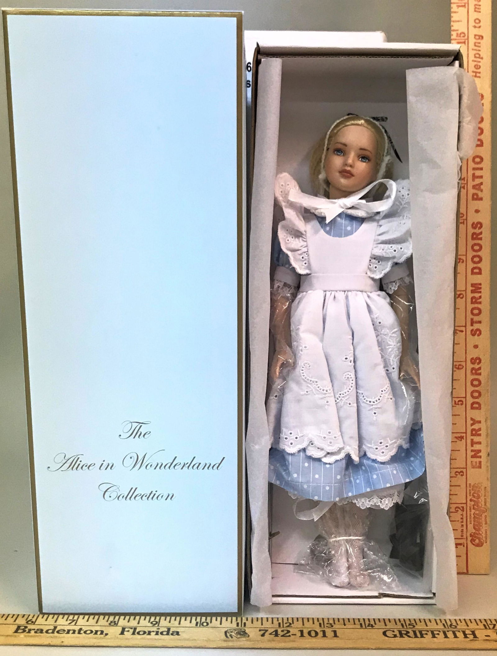 Tonner Alice in Wonderland 2006 Classic Alice Doll: A Tonner The Alice in Wonderland Collection "2006 Classic Alice" doll. T5-AWDD-02