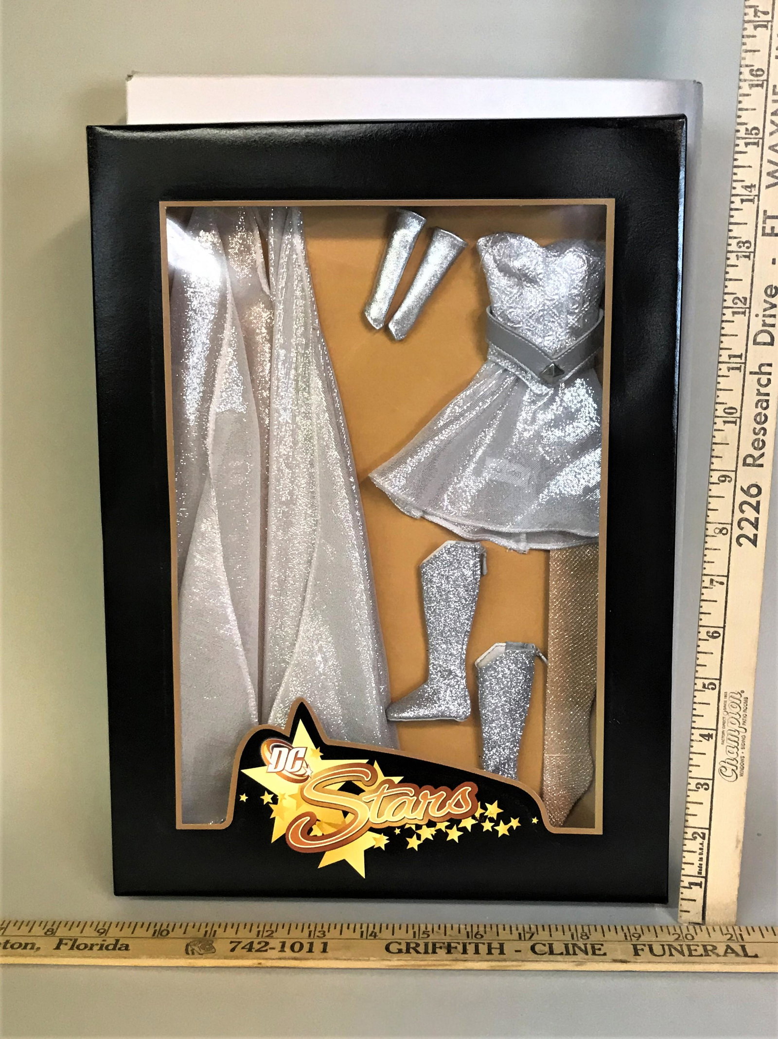 Tonner DC Stars Kryptonian Silver Casual Doll Clothing: A Tonner DC Stars "Kryptonian Silver Casual" doll clothing set. T6-SMOF-04