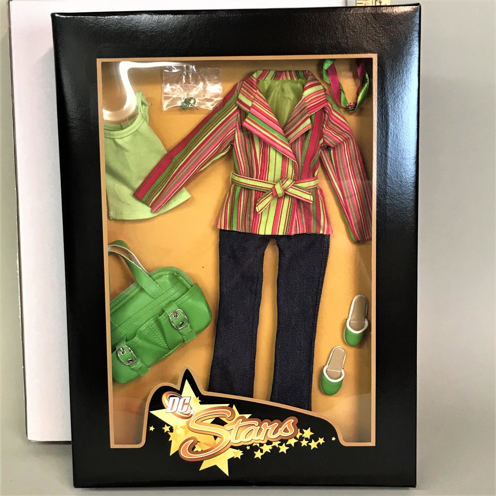 Tonner DC Stars Casual Identity Doll Clothing Set: A Tonner DC Stars "Casual Identity" doll clothing set. T6-SMOF-03