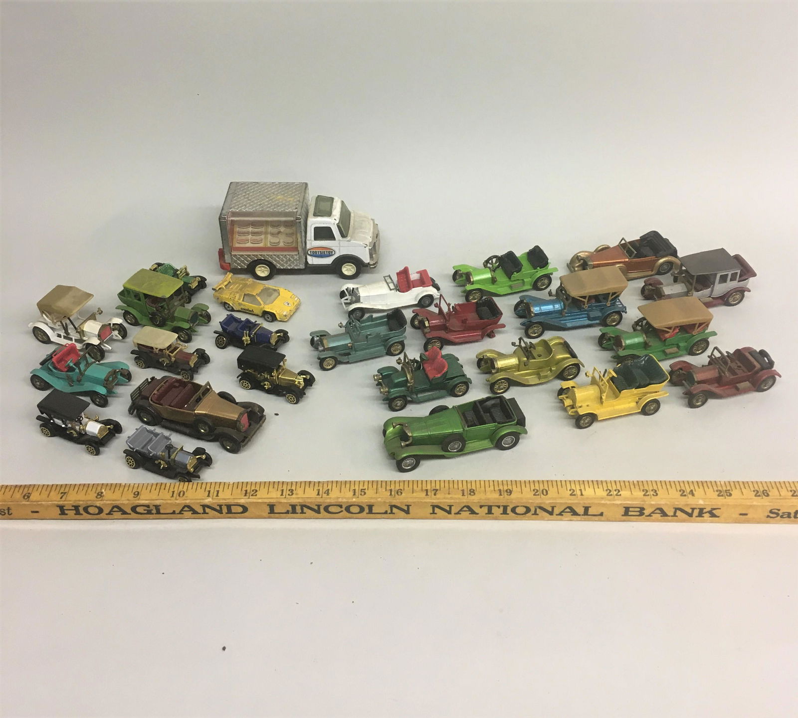 Lot of Toy Cars Including Matchbox & Lesney: A lot of vintage toy cars including Matchbox and Lesney.