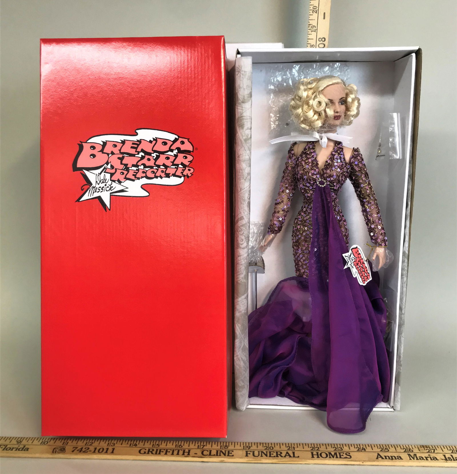 Effanbee Brenda Starr Reporter Daphne Dimples Doll: An Effanbee Brenda Starr Reporter "Smoldering Seduction Daphne Dimples" doll. E6-BSDD-06