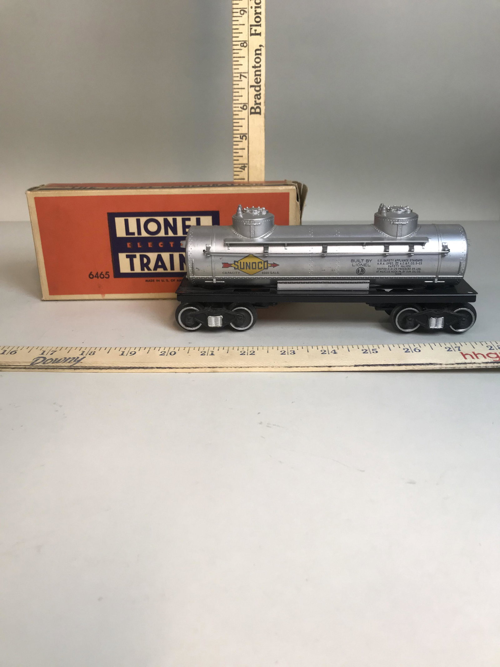 Vintage Lionel 6465 Tank Car Sunoco: A vintage Lionel No. 6465 Tank Car, with orignal box.