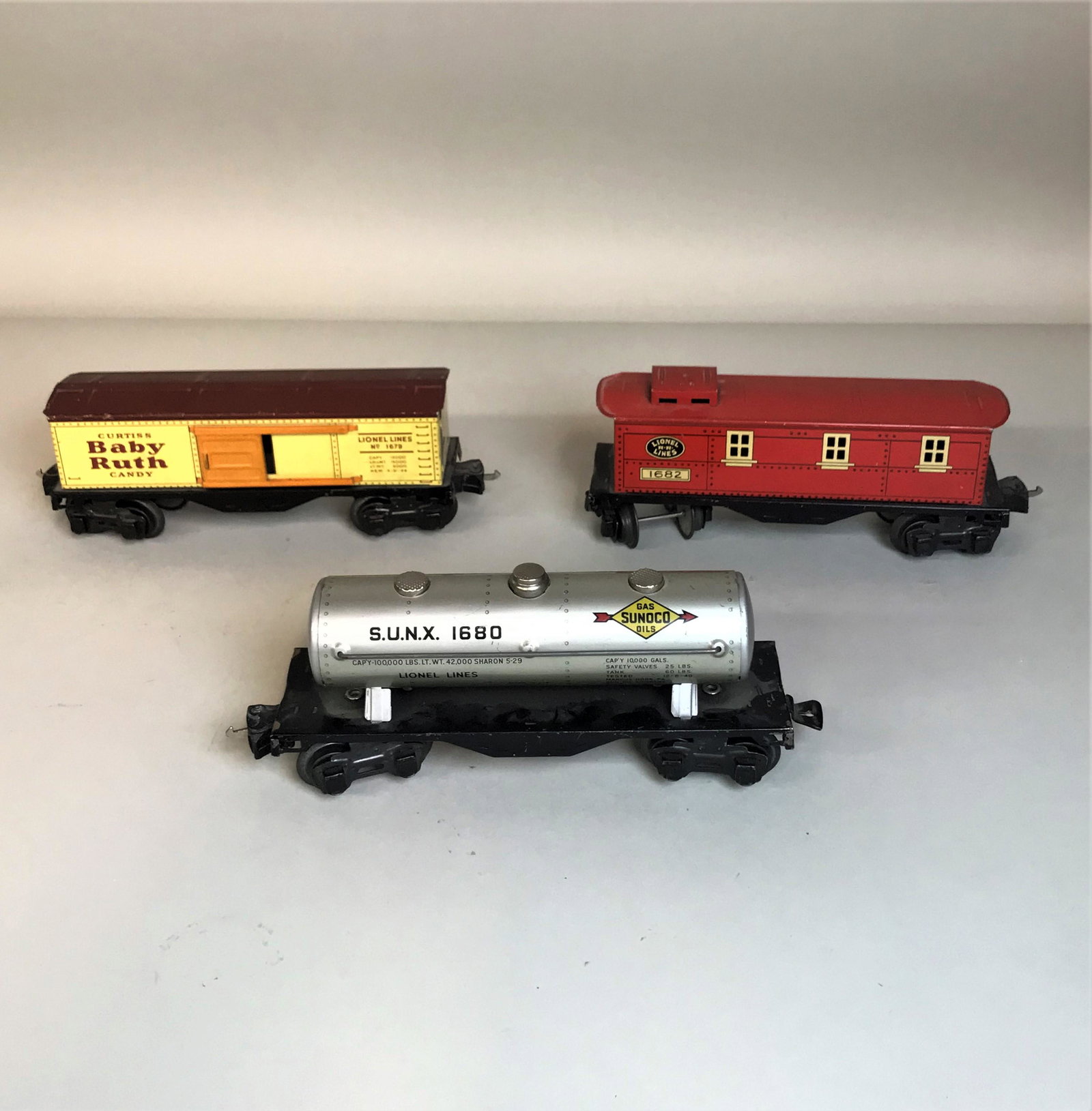 3 Vintage Lionel Tin Litho Train Cars: 3 vintage Lionel tin litho train cars.