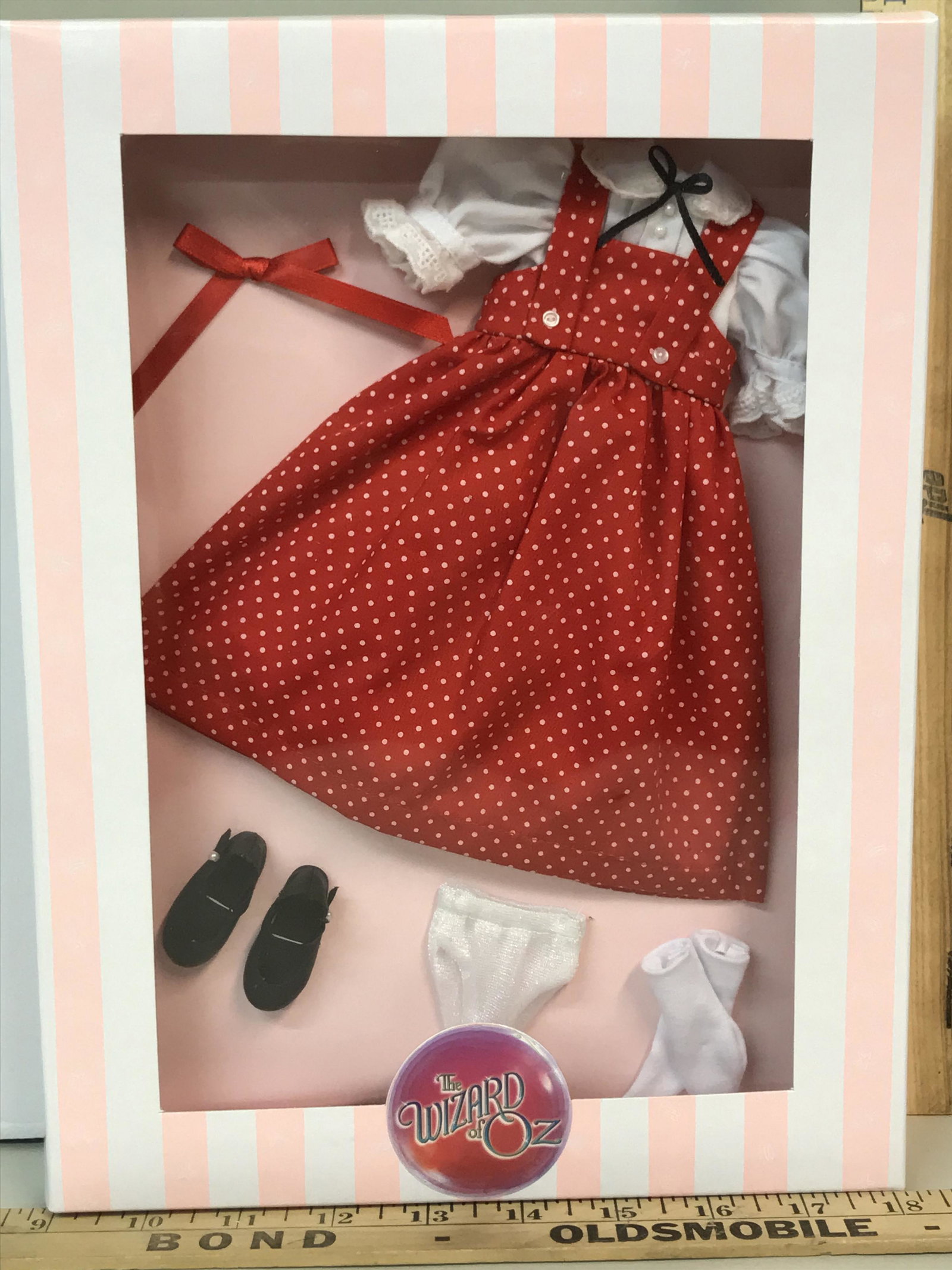 Tonner Wizard of Oz Picnic With Auntie Em Doll Clothing: A Tonner Wizard of Oz "Picnic with Auntie Em" doll clothing set. T7-OZOF-05