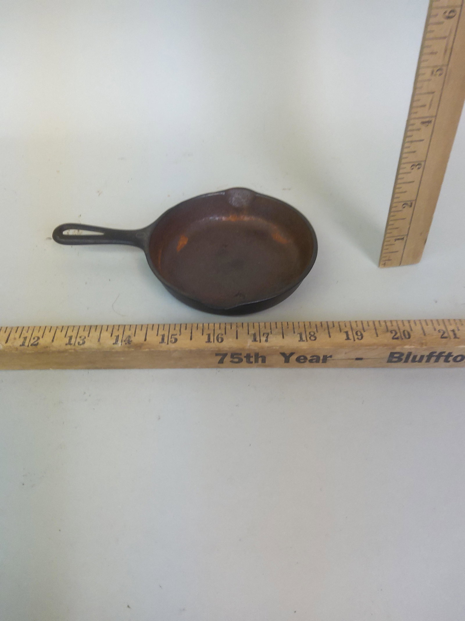 Griswold Size 0 Cast Iron Skillet: A Griswold cast iron No. 0 skillet 562