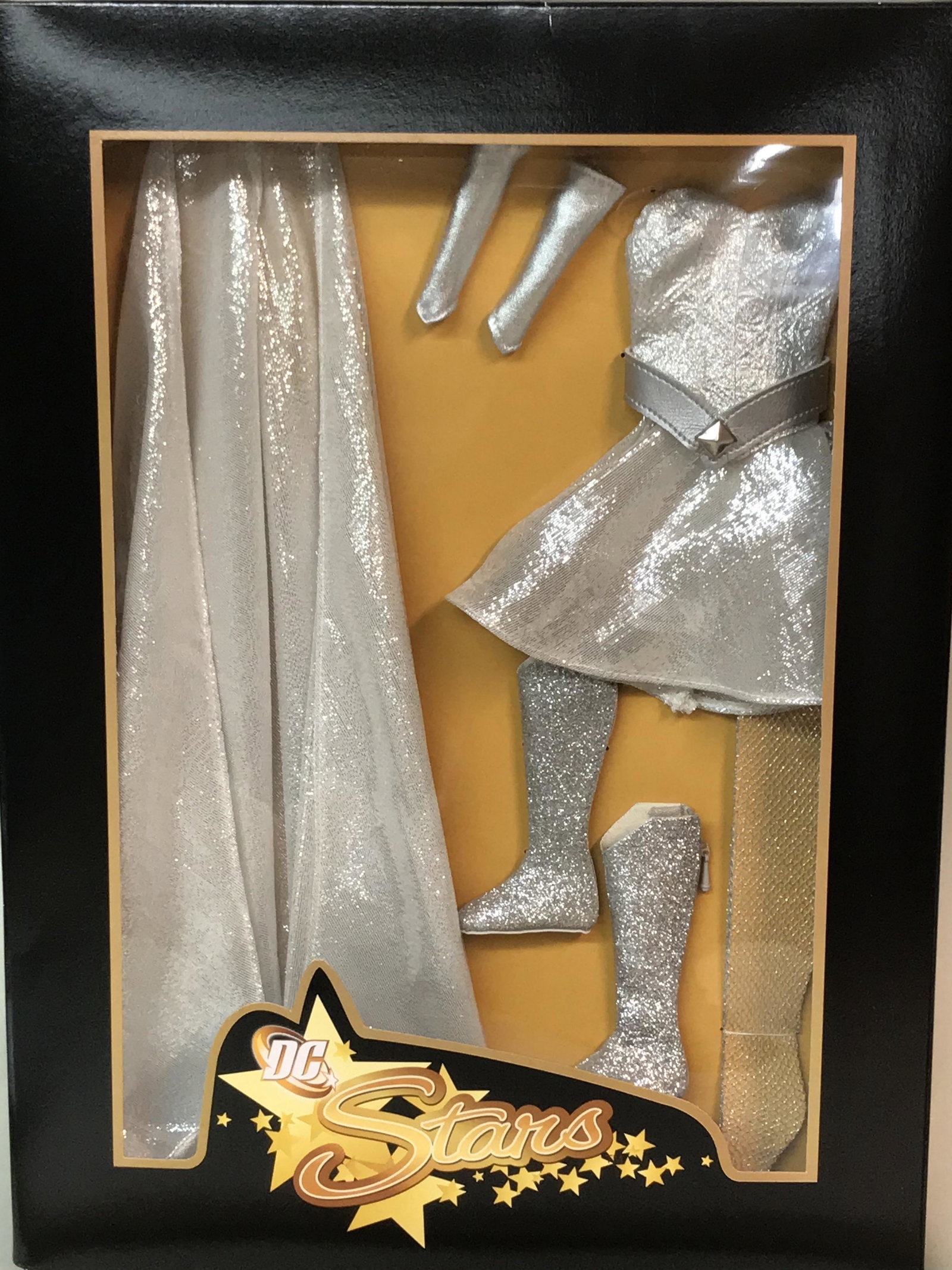 Tonner DC Stars Kryptonian Silver Casual Doll Clothing: A Tonner DC Stars "Kryptonian Silver Casual" doll clothing set. T6-SMOF-04