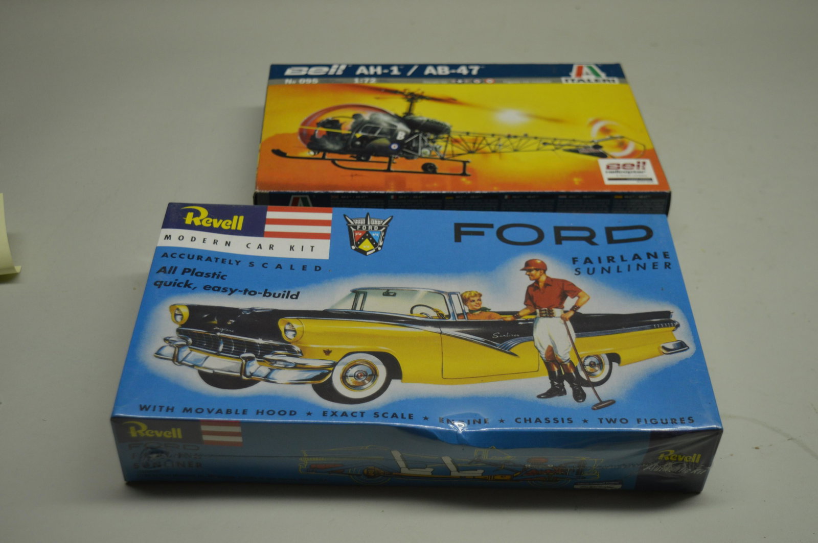 Italeri Model Kit/Revell Model Kit: Italeri Bell AH-1d/AB-47 Helicopter #095 ; Revell Ford Fairline Sunliner #1242