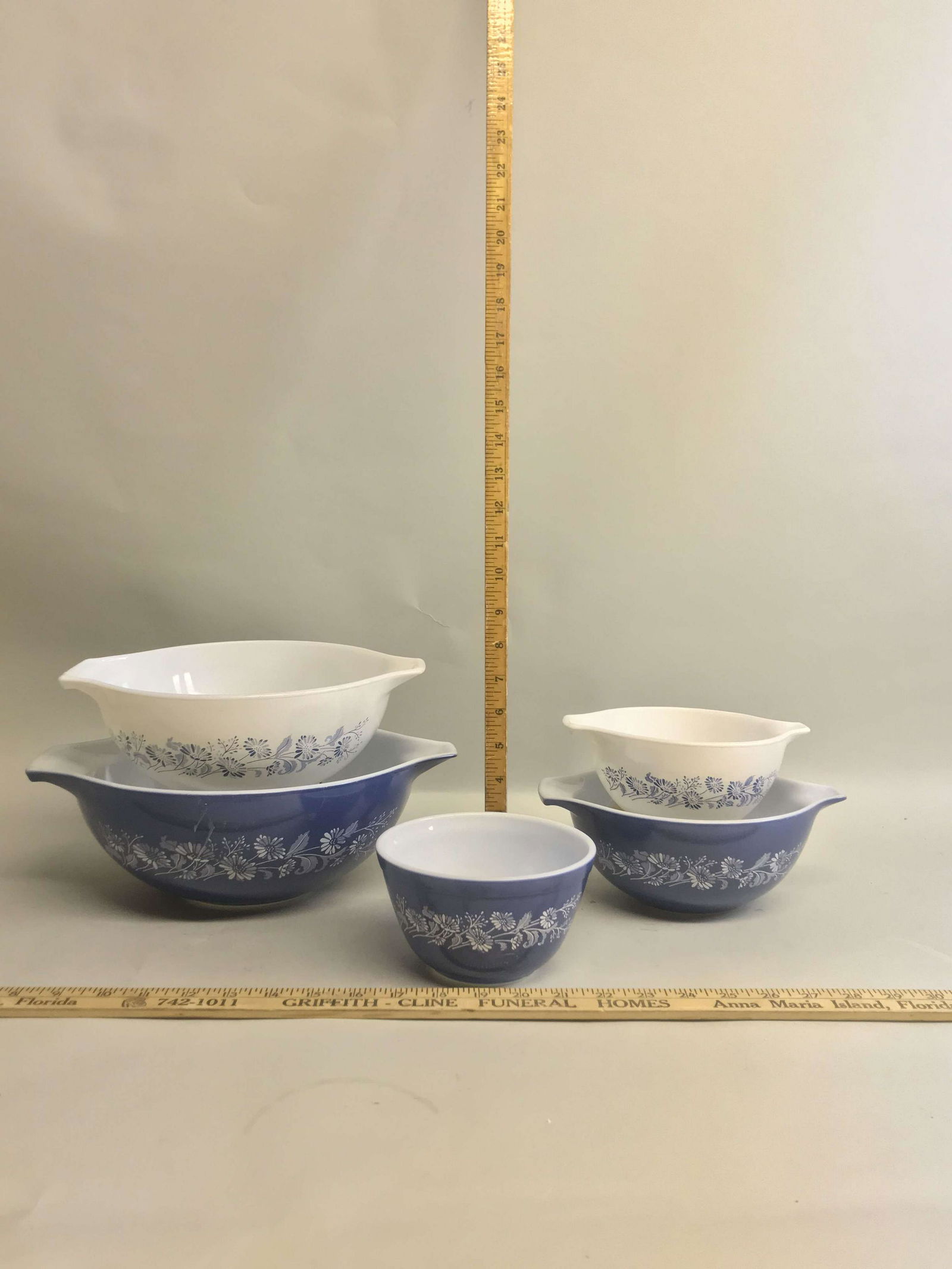 4 Pyrex tabbed mixing bowls, together with another bowl: Good condition with light to moderate interior scratching. Please review the images for condition and dimensions.