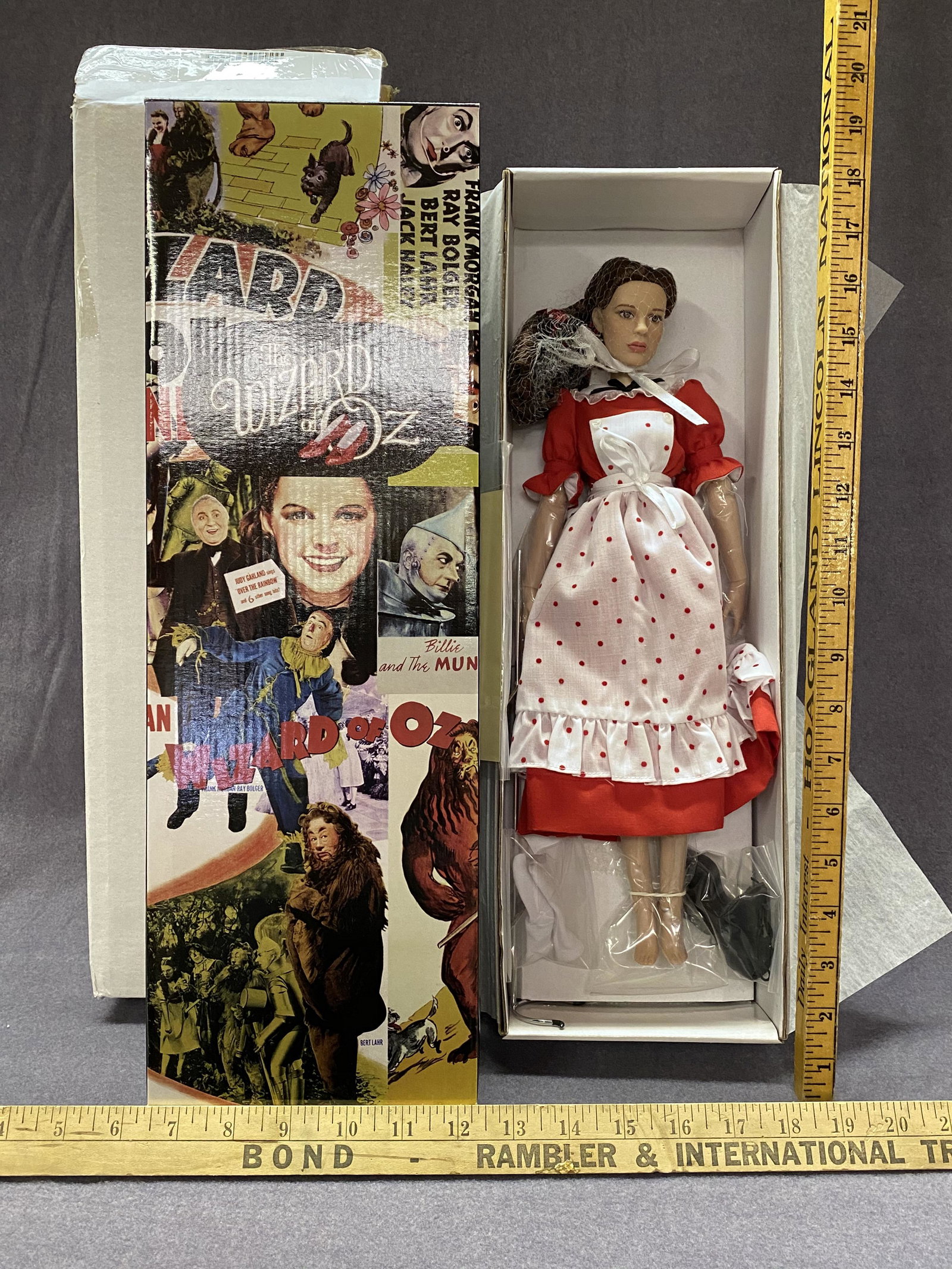 Tonner Wizard of Oz This Side of the Rainbow Doll: A Tonner Wizard of Oz "This Side of the Rainbow" doll. T9OZSD01