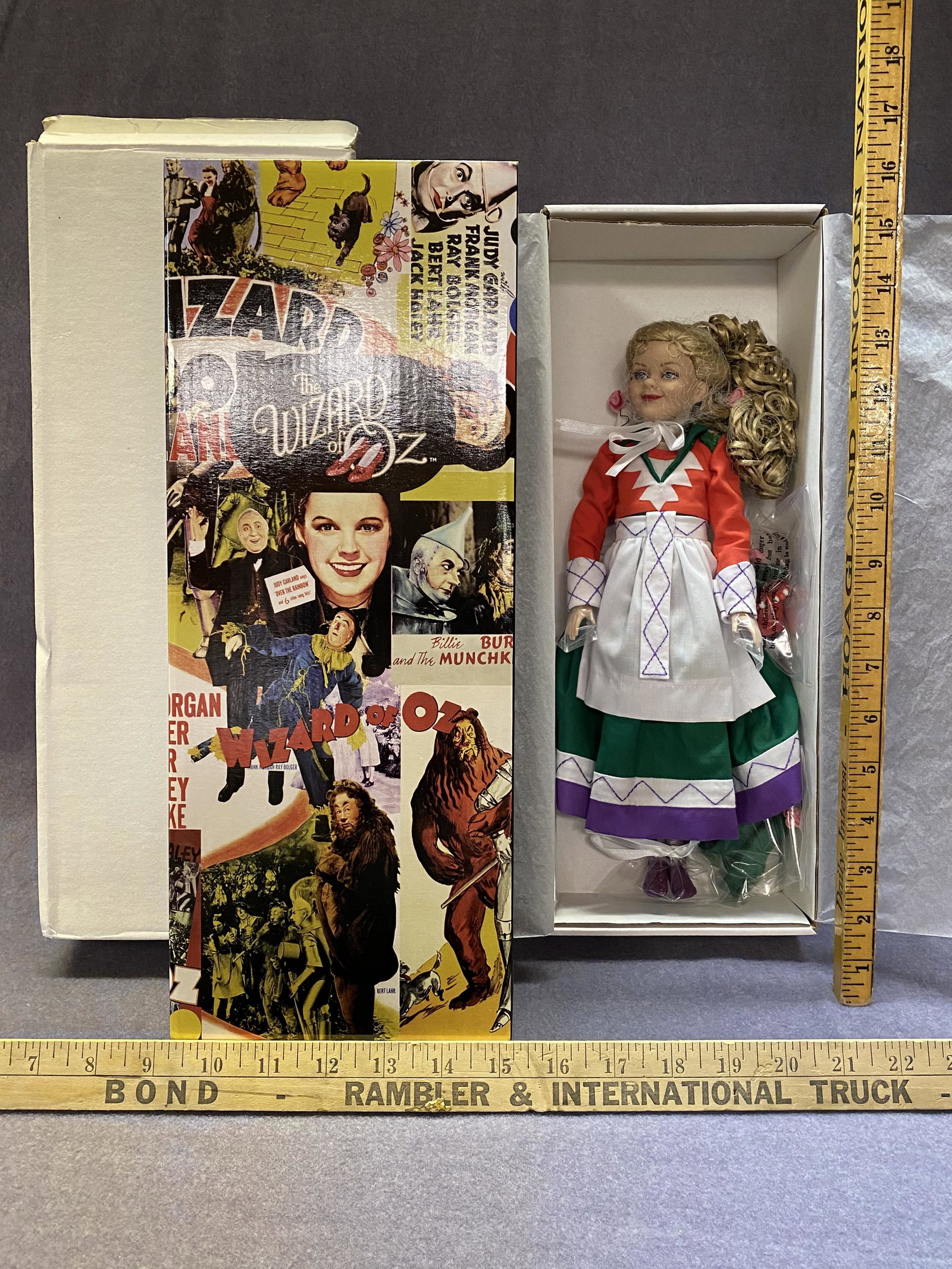 Tonner Wizard of Oz Flower Pot Spectator Doll: A Tonner Wizard of Oz "Flower Pot Spectator" doll. T9OZDD05
