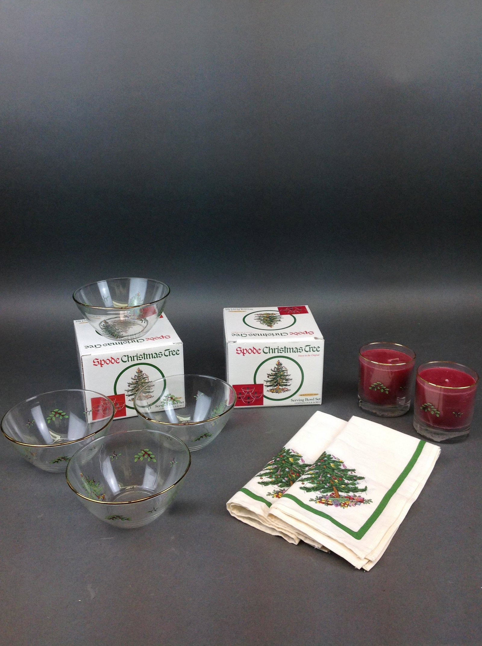 8 Spode Christmas Tree Glass Bowls: 8 Spode "Christmas Tree" glass serving bowls, together with napkins.