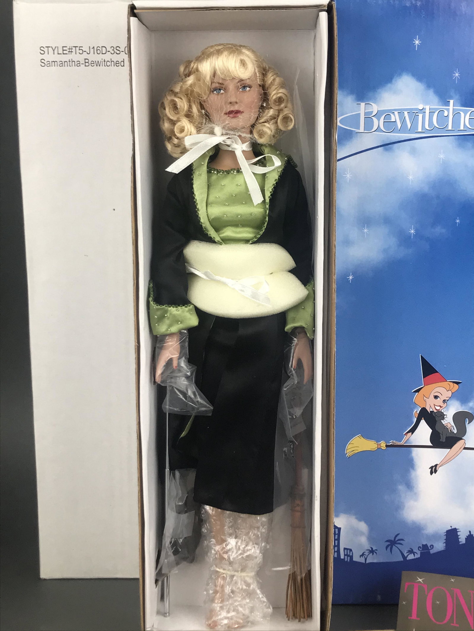 Tonner Doll, Bewitched, Samantha Doll: Tonner Doll, Bewitched, Samantha Doll, T5-J16D-3S-001, in original box