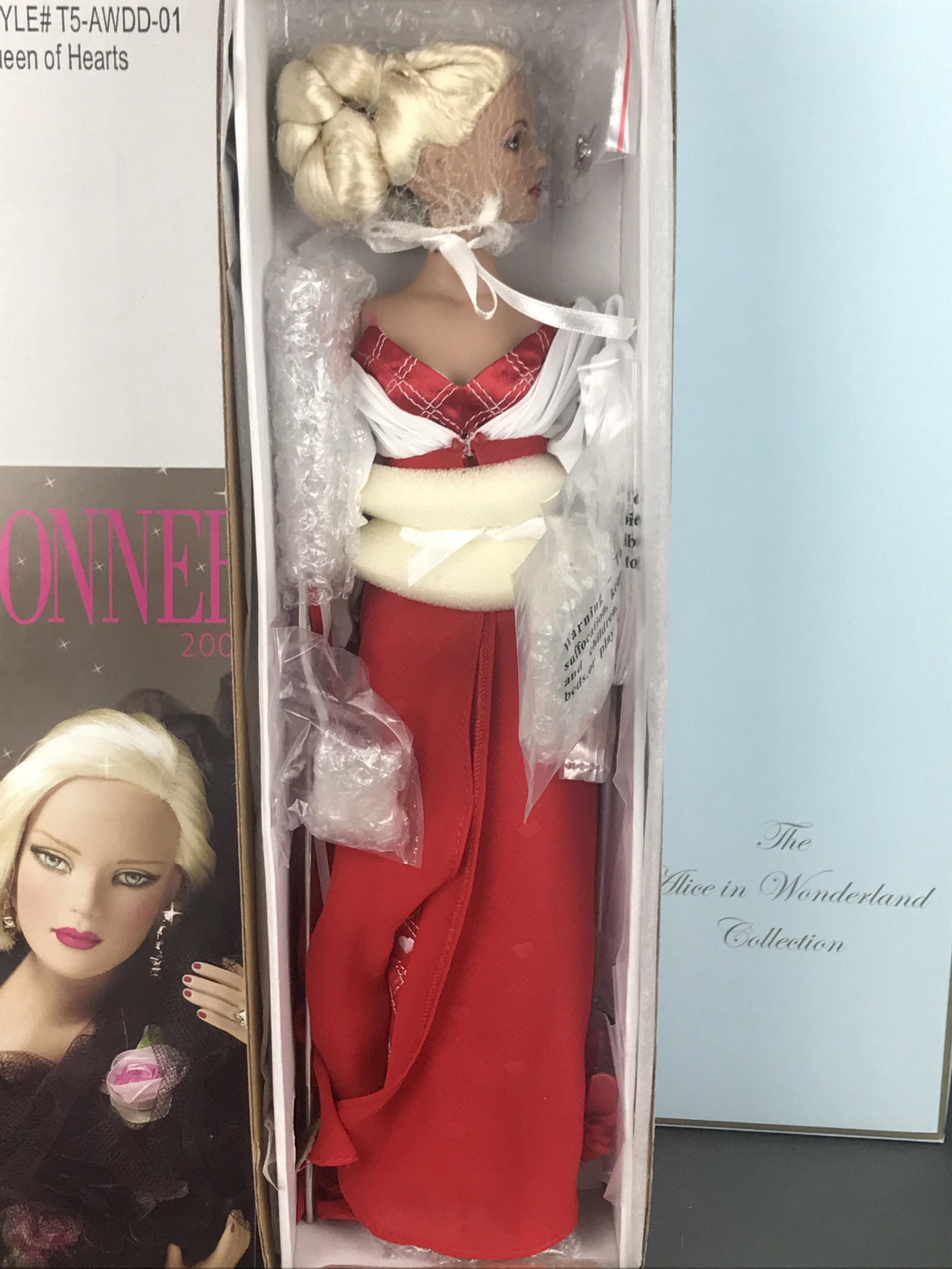 Tonner Doll, Alice in Wonderland Collection Doll: Tonner Doll, Alice In Wonderland Collection Doll, Queen of Hearts, T5-AWDD-01, in original box