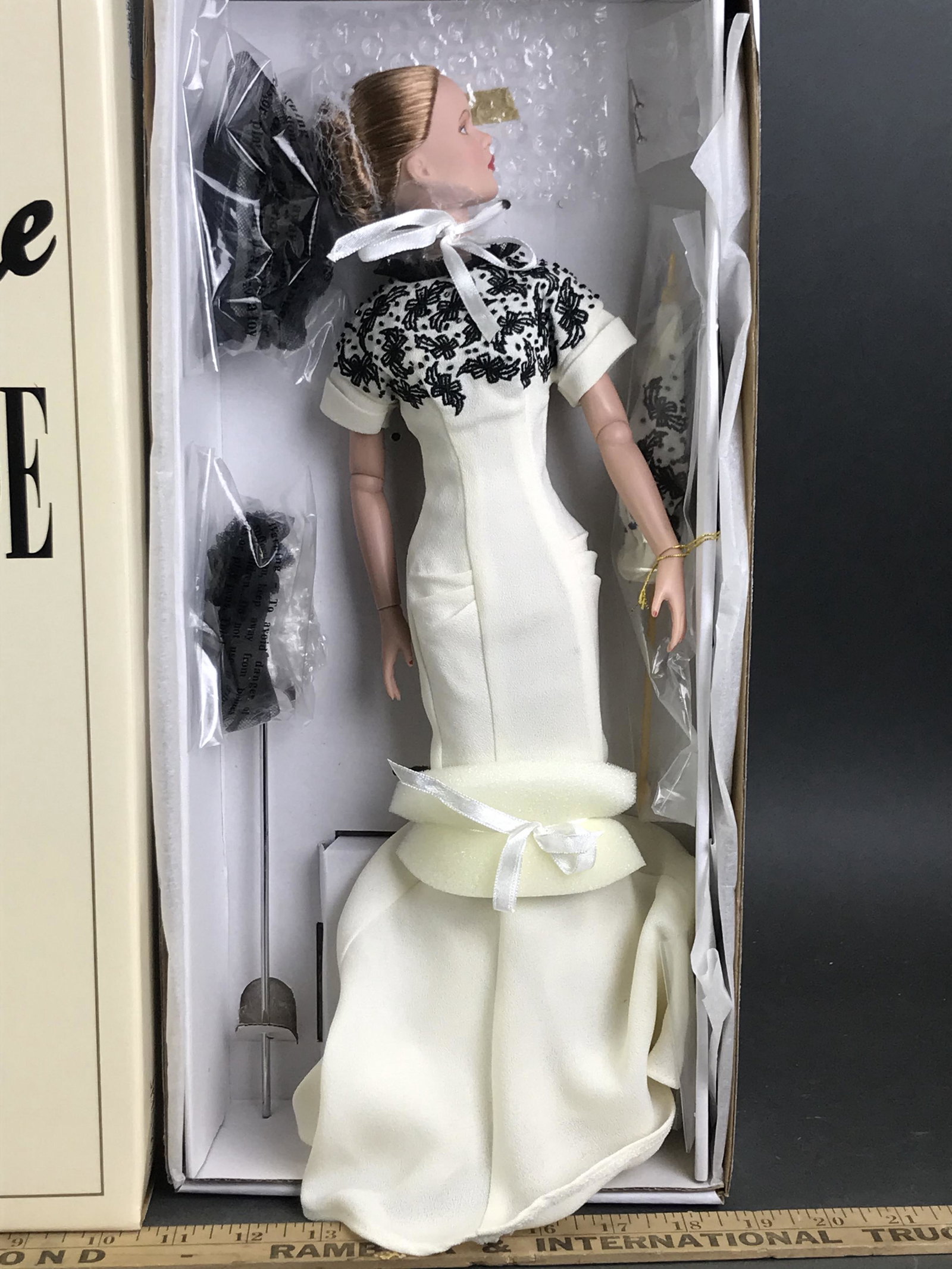 Tonner Doll, Theatre De La Mode, C'est Parfait! Doll: Tonner Doll, Theatre De La Mode C'est Parfait! Doll, T6-TMDD-03, in original box