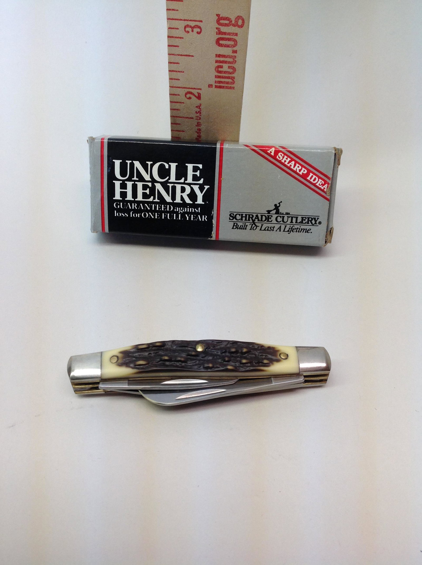 Schrade Cutlery Uncle Henry Pocket Knife: A Schrade Cultery "Uncle Henry" pocket knife, with original box