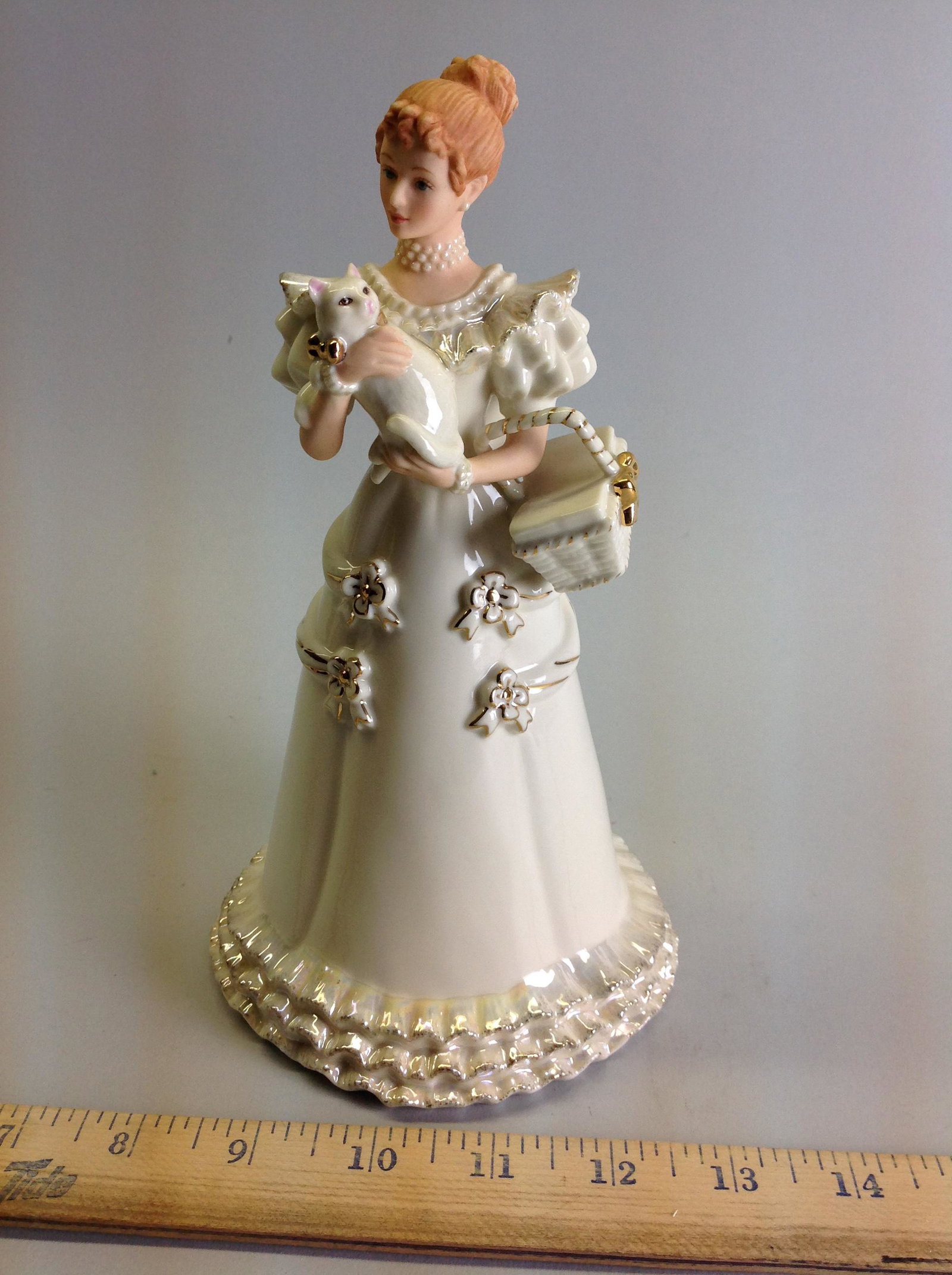 Lenox figurine, Christmas Bundle of Love 2007: Lenox Christmas Bundle of Love figuine, 2007 limited edition