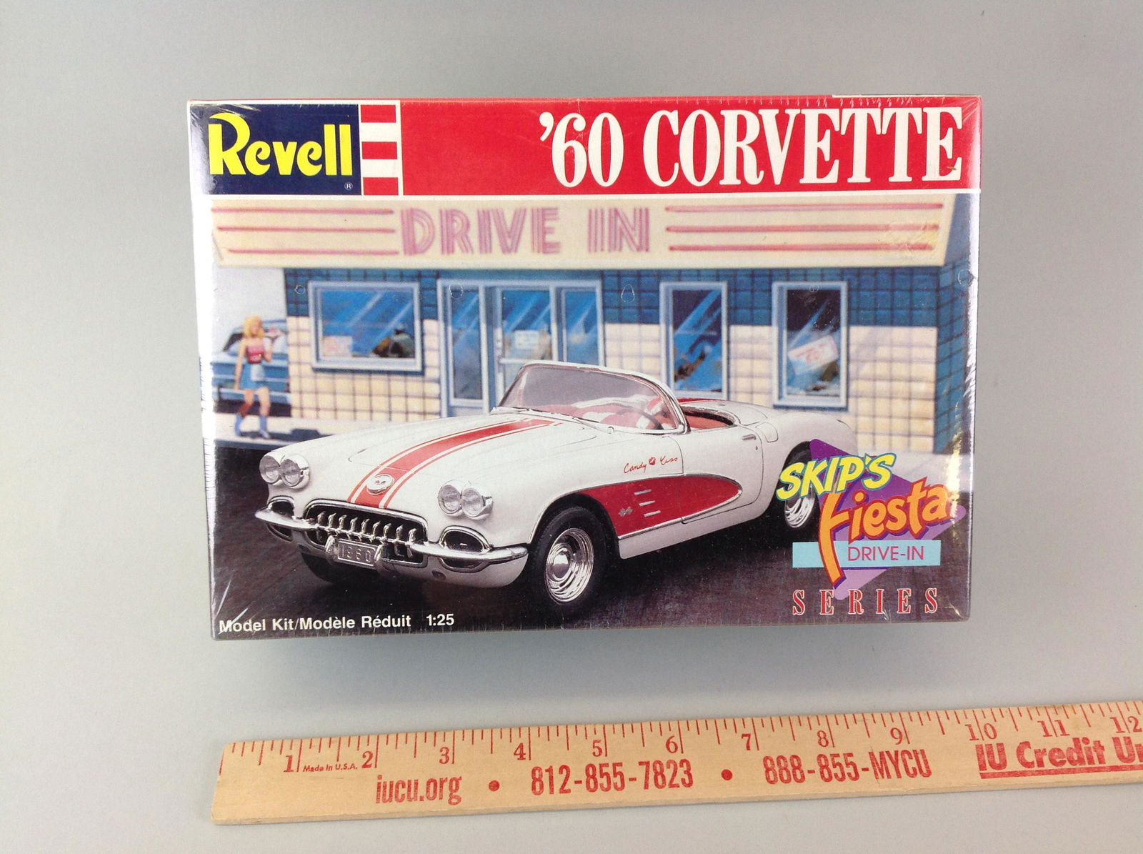 Revell 1/25 Scale '60 Corvette Model Kit: Revell 1/25 scale '60 Corvette model kit.