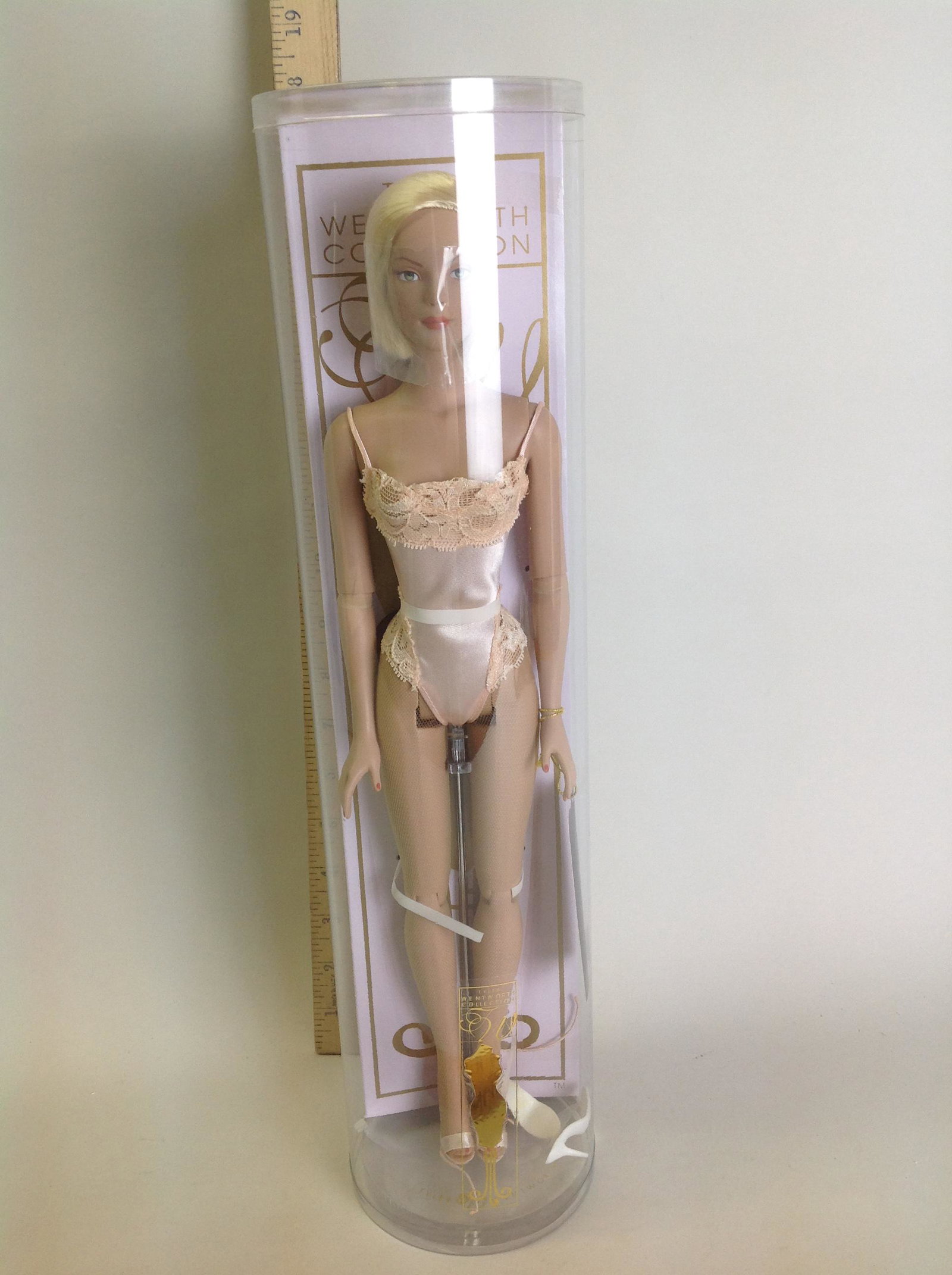 Tonner Doll- Tyler Wentworth Collection doll: 16" RTW Saucy Career Blonde TW0401