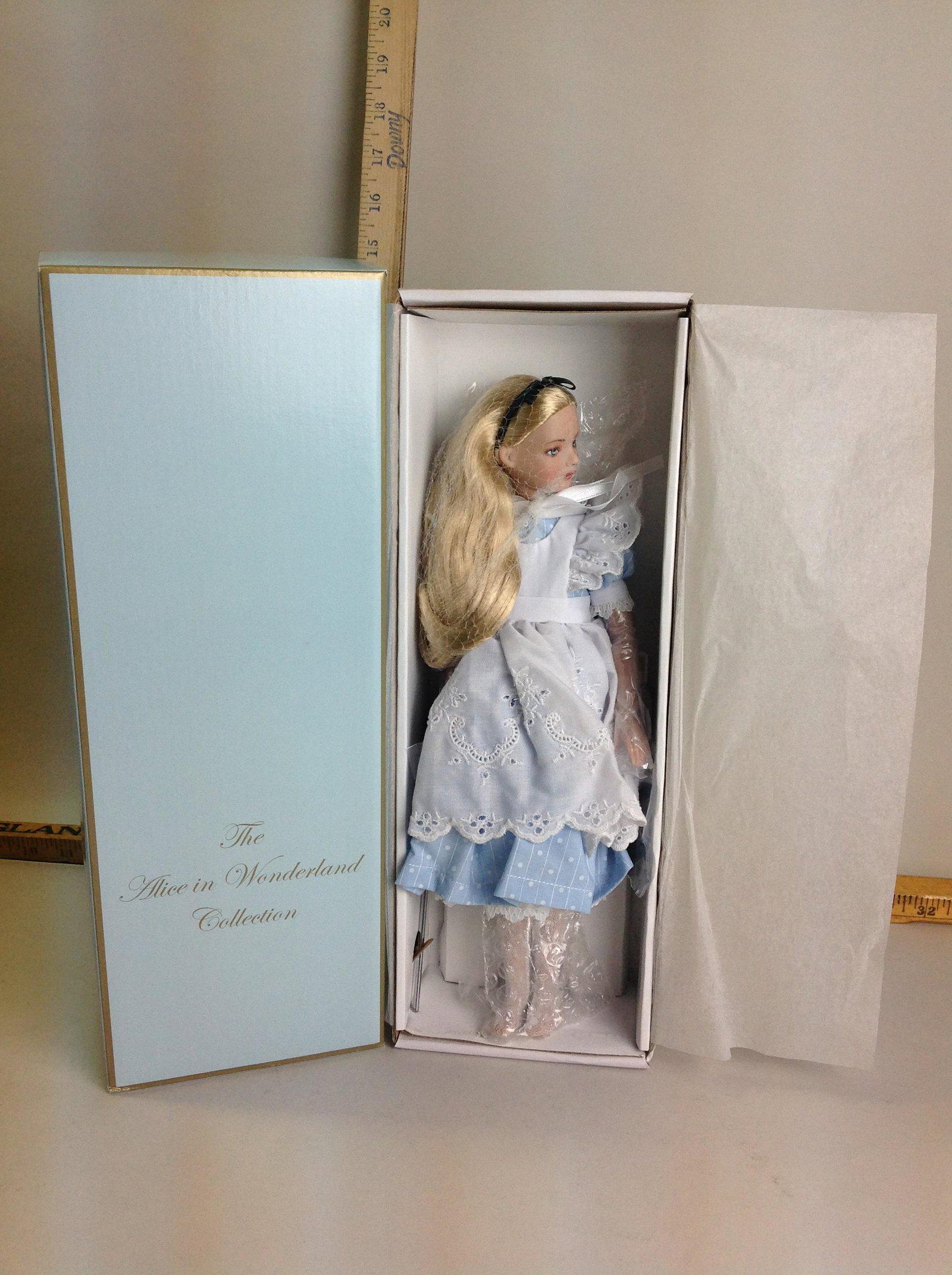 Tonner Doll- The Alice in Wonderland Collection doll: 2006 Classic Alice T6-AWDD-02