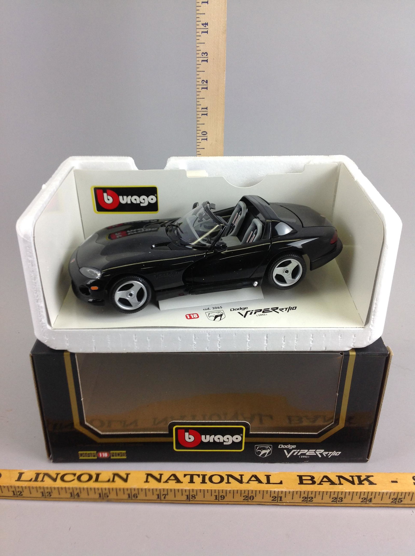 Burago 1/18 Diecast 1993 Dodge Viper RT/10: A Burago 1/18 diecast 1993 Dodge Viper RT/10 model