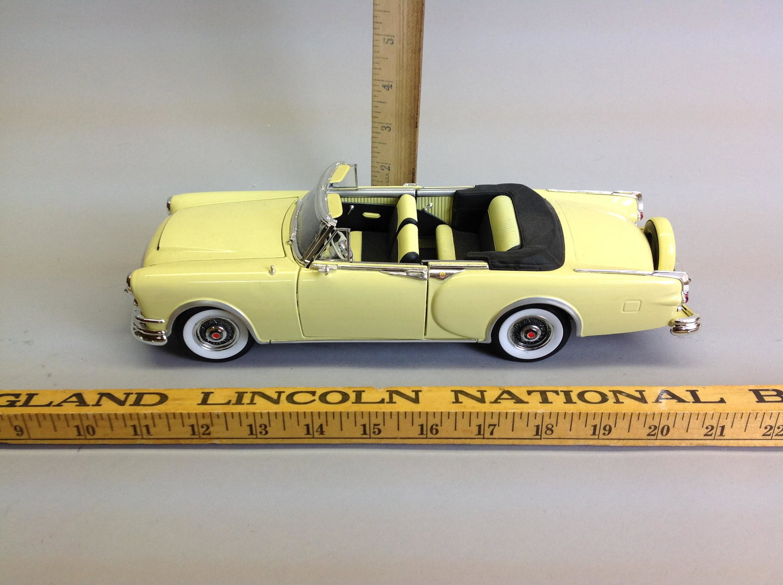 Road Signature 1/18 Diecast 1953 Packard Caribbean: A Road Signature 1/18 scale diecast 1953 Packard Caribbean model.