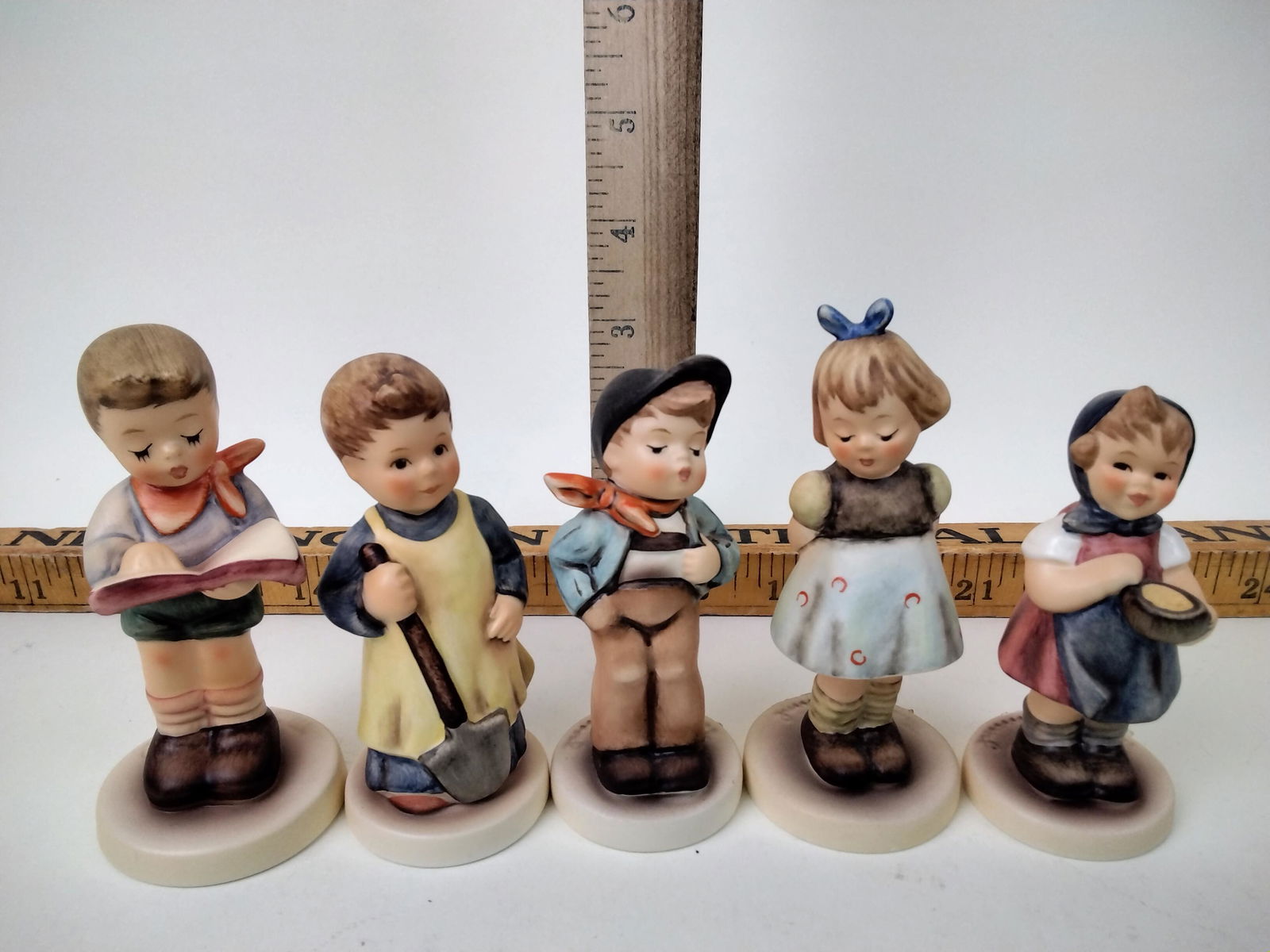 (5) Goebel, Hummel, From Me to You, Garden Treasures,: Goebel W. Germany, Hummel, From Me to You 629 1992, Garden Treasures 727 1996, Lucky Fellow 560 1988, Honor Student 2087/B 1999, Two Hands One Treat 493 1988