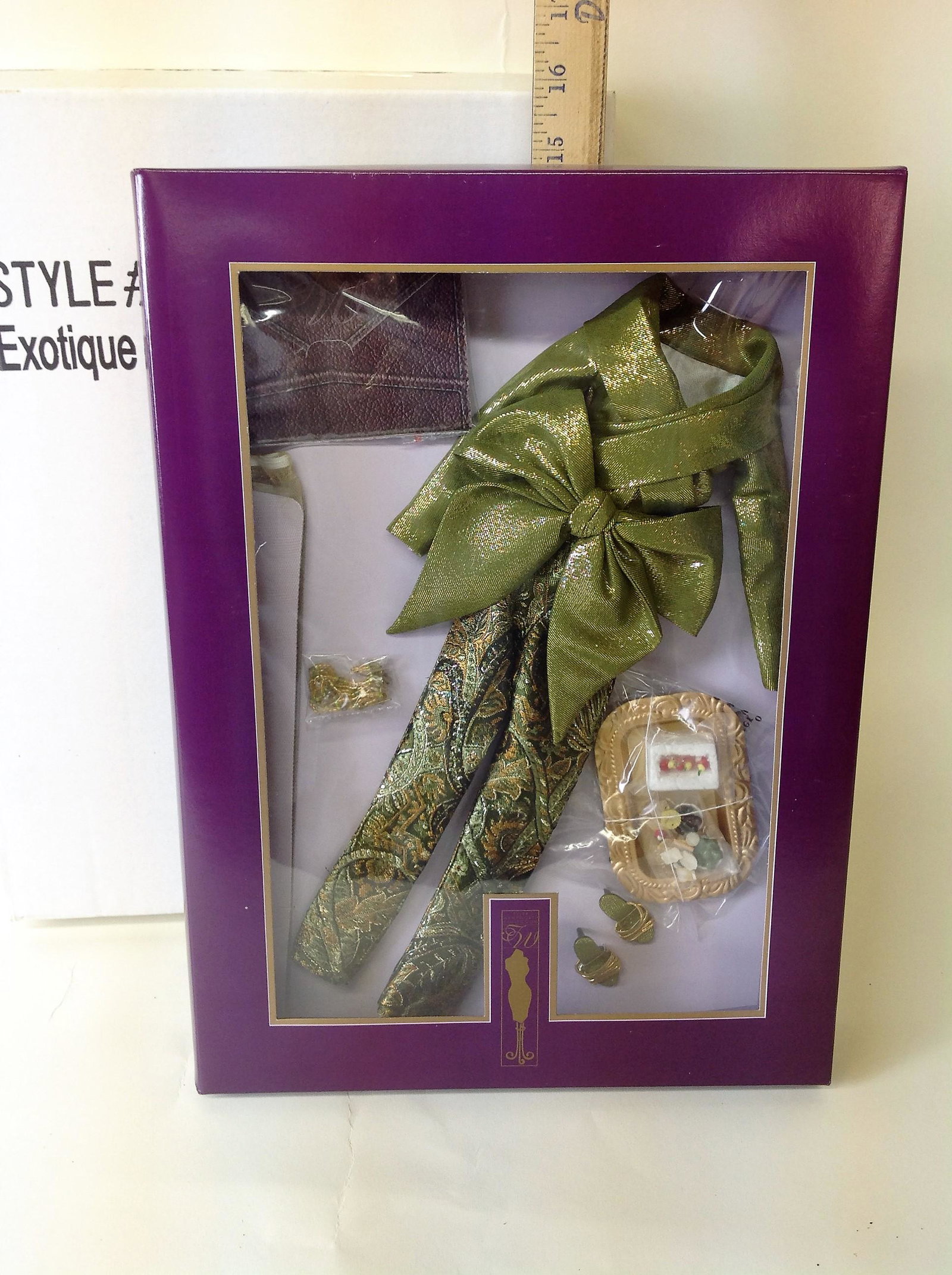 Tonner Tyler Wentworth Exotique Doll Clothing Set: A Tonner Tyler Wentworth "Exotique" doll clothing set. TW8301