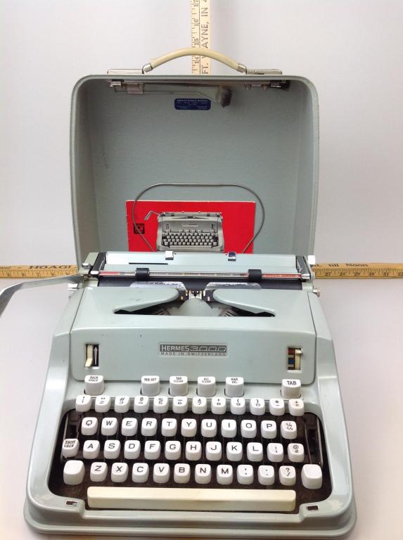 Hermes 3000 Typewriter: Includes manual and key