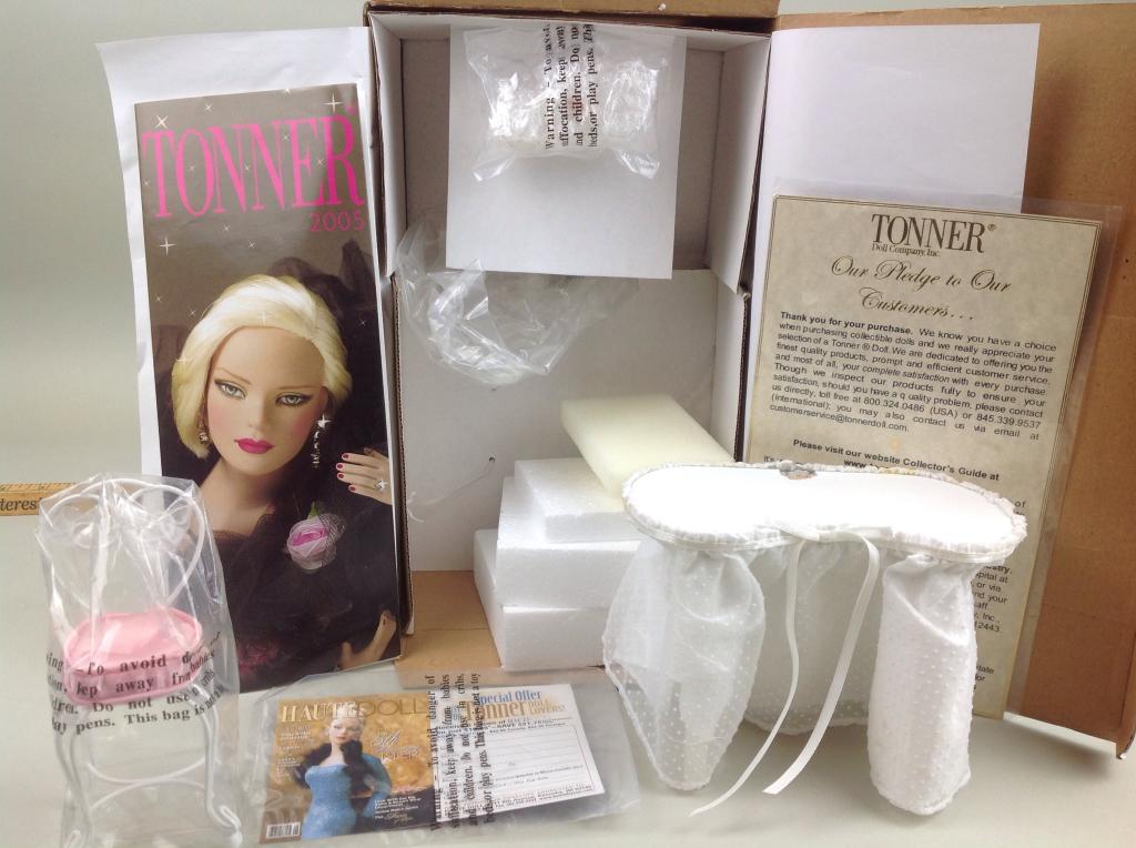 Tonner Doll Accessory, Vanity (1 of 3)