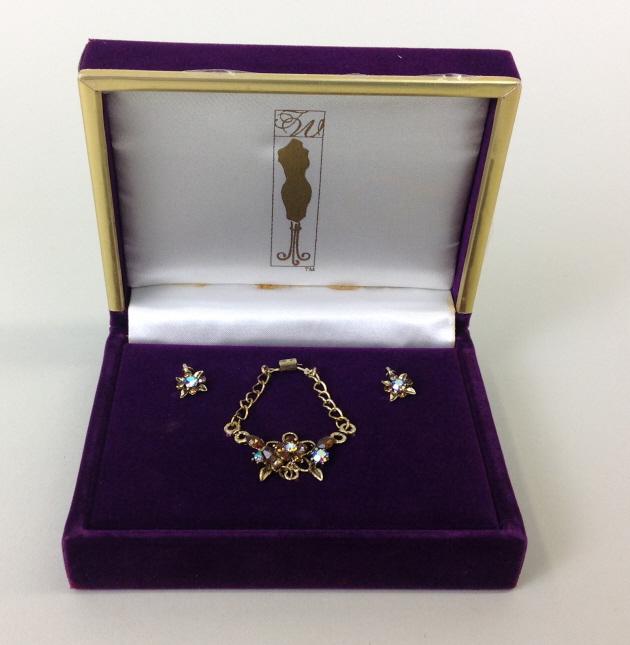 Tonner Doll Accessory, Jewelry Essentials Topaz (1 of 2)