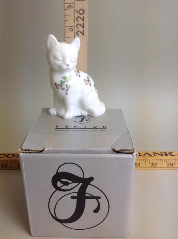 Hand Painted Fenton Glass Cat Figurine (1 of 4)