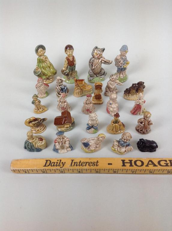 25 Wade Porcelain Nursery Rhyme Figurines: 25 Wade porcelain nursery rhyme figurines. Some duplicates.