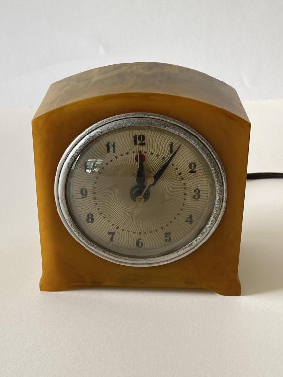 Vintage GE Catalin Plastic Body Electric Alarm Clock (1 of 2)