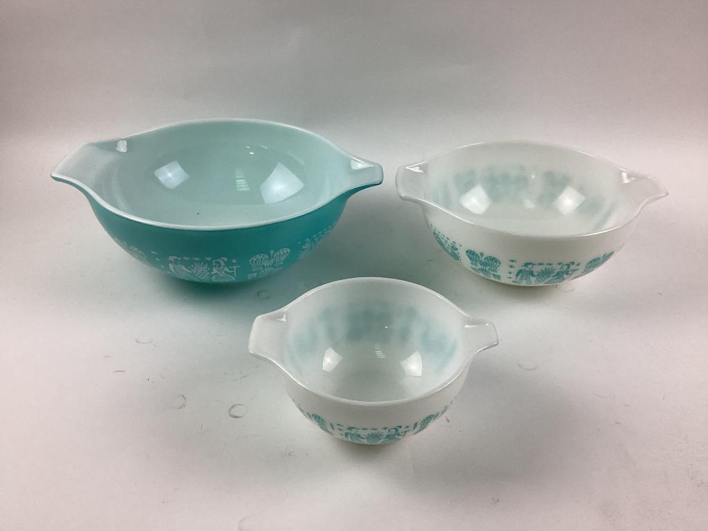 Three Pyrex Amish Butterprint Tabbed Mixing Bowls: Three Pyrex Amish Butterprint Tabbed Mixing Bowls