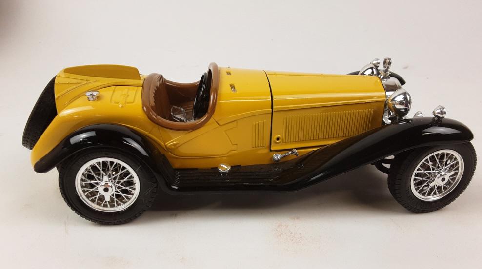 Alfa Romeo 2300 Spider (1932) model car (yellow) (1 of 9)