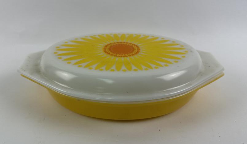 Pyrex Sunflower Covered Casserole (1 of 4)