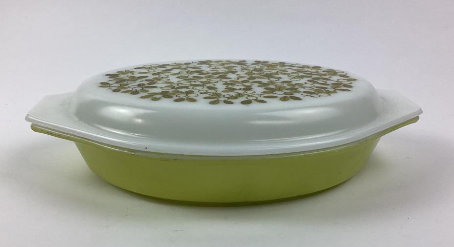 1.5 Qt. Pyrex Covered Casserole (1 of 6)