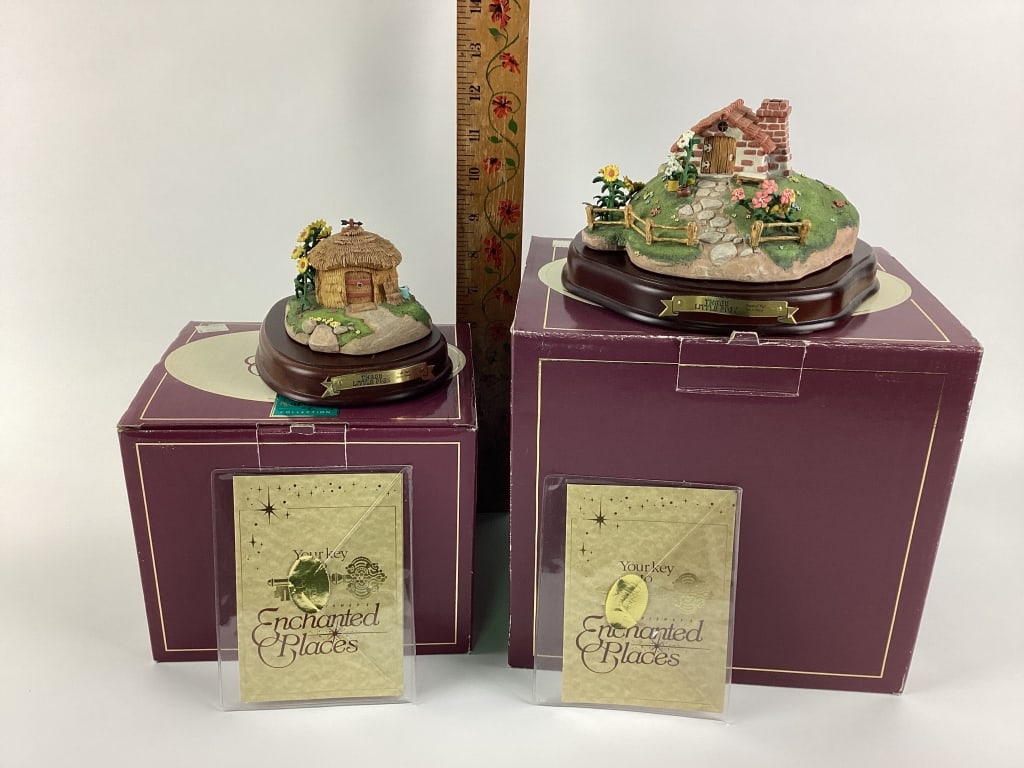 Walt Disney Classics Collection Disney's Enchanted Places, Fifer Pig's Straw House with base, (1 of 16)