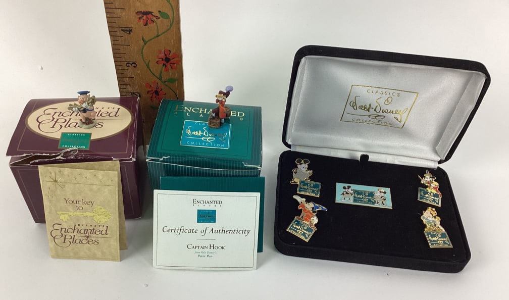 Walt Disney Classics Collection, Fiddler Pig Miniature Sculpture Your key to Disney Enchanted Places (1 of 18)