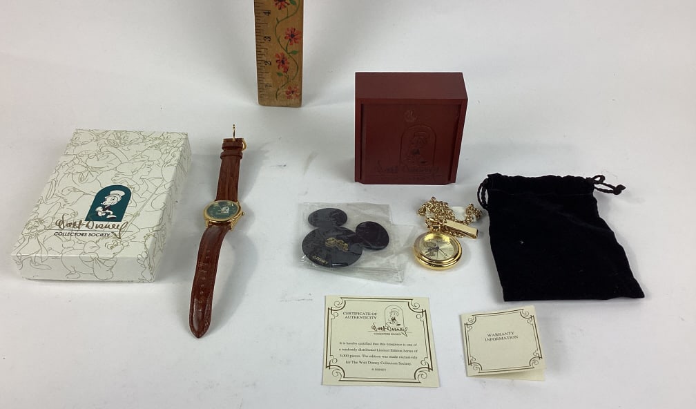 Walt Disney Classics Collection Collectors Society Member Exclusive Items, Jiminy Cricket Limited (1 of 3)